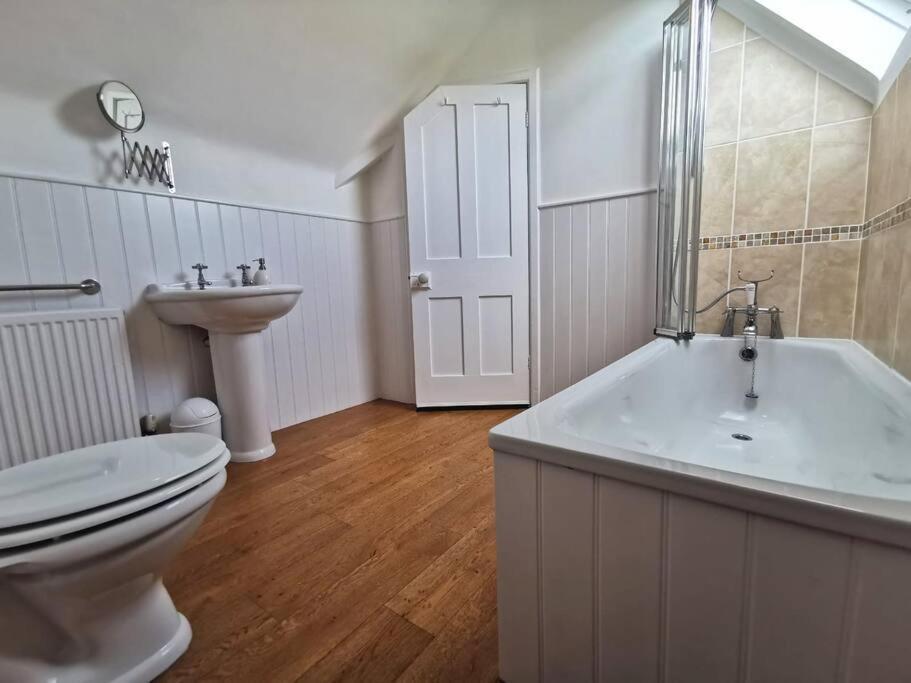 Beautiful Gate House A 4 Minute Walk From Beach 보그너레지스 외부 사진