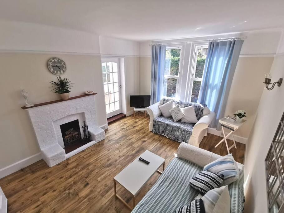 Beautiful Gate House A 4 Minute Walk From Beach 보그너레지스 외부 사진