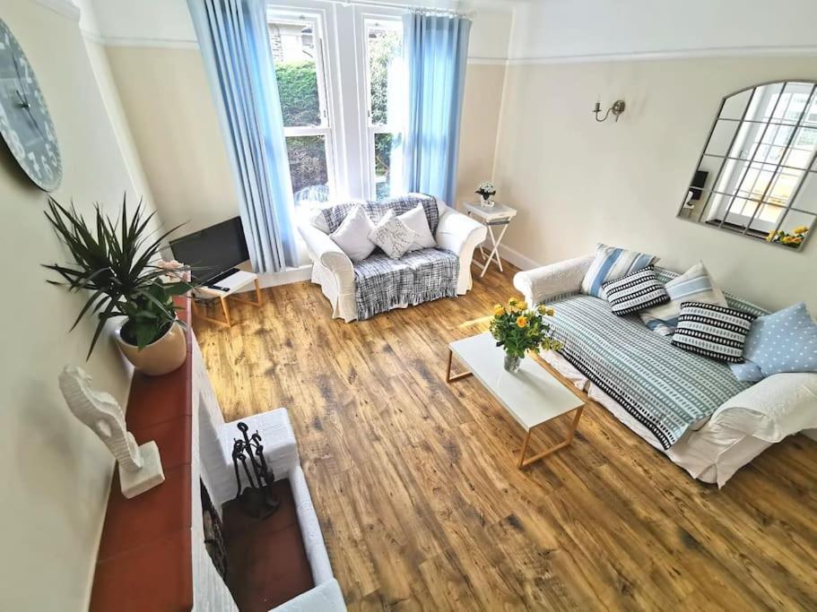 Beautiful Gate House A 4 Minute Walk From Beach 보그너레지스 외부 사진