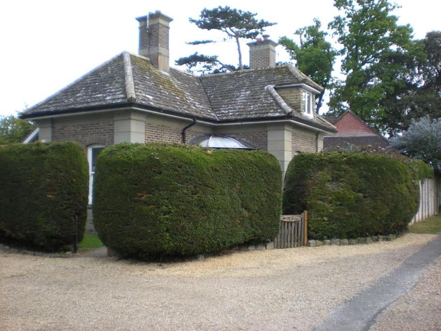 Beautiful Gate House A 4 Minute Walk From Beach 보그너레지스 외부 사진
